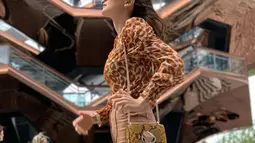 Luna Maya juga terlihat mengenakan blouse panthera chiffon bermotif panther warna coklat yang dipadukan dengan flare pants heather basket weave dengan warna senada dari Kate Spade. (Liputan6.com/IG/@lunamaya)