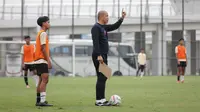 Pelatih Timnas Indonesia U-16, Nova Arianto memberikan arahan saat memimpin anak asuhnya berlatih untuk persiapan ajang Piala AFF U-16 2024 di lapangan latihan Jakarta International Stadium (JIS), Jakarta, Minggu (31/03/2024) sore. (Bola.com/Abdul Aziz)