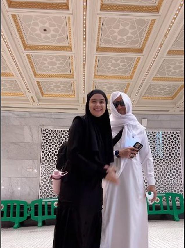 7 Potret Hengky Kurniawan dan Sonya Fatmala saat Jalani Umroh, Curi Perhatian