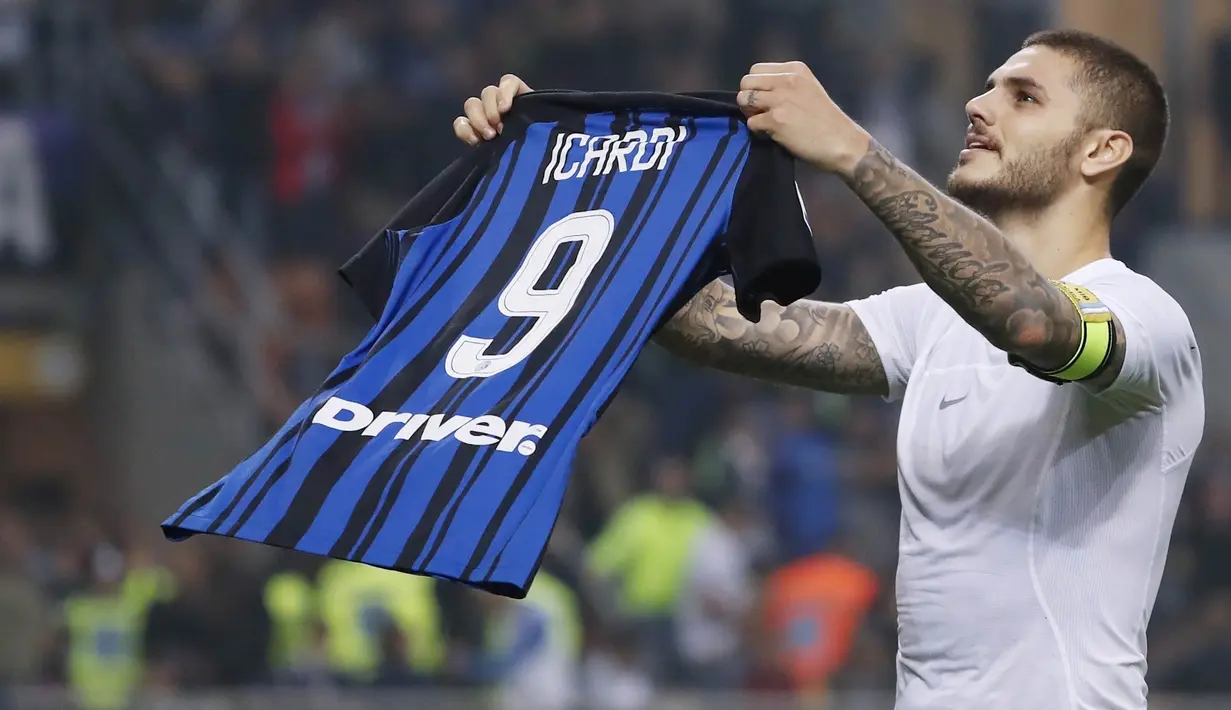 Striker Inter Milan, Mauro Icardi, melakukan selebrasi usai mencetak gol ke gawang AC Milan pada laga Serie A Italia di Stadion Giuseppe Meazza, Milan, Minggu (15/10/2017). Inter Milan menang 3-2 atas AC Milan. (AP/Antonio Calanni)