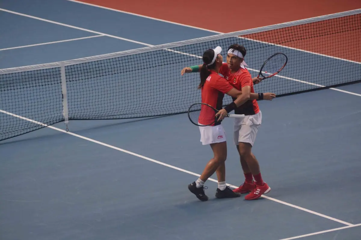 Aldilla Sutjiadi - Christoper Benjamin Rungkat berpelukan usai memenangkan pertandingan semifinal Asian Games (Liputan6.com / Nefri Inge)