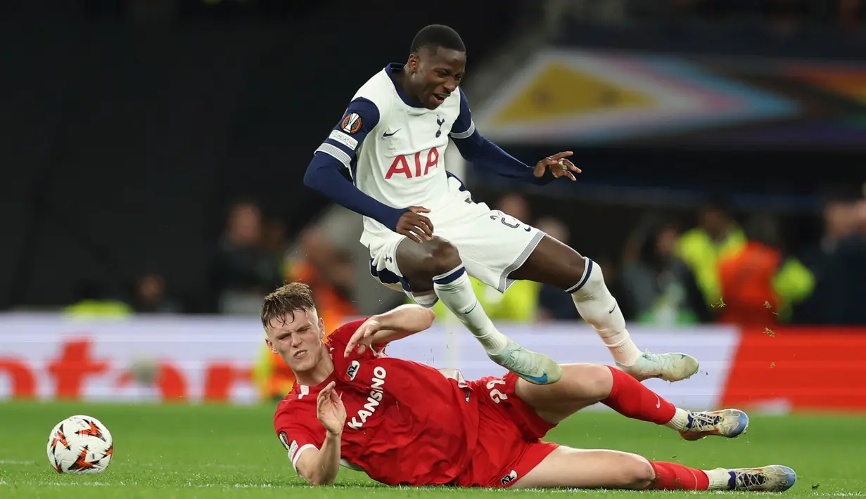 Bersatus tuan rumah, The Lilywhites mengambil inisiatif menyerang sejak awal pertandingan. (AP Photo/Ian Walton)