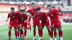 Pemain Timnas Vietnam U-23 merayakan gol ke gawang Filipina pada laga semifinal Piala AFF U-23 2025 di Stadion Utama Gelora Bung Karno (SUGBK) Senayan, Jakarta, Jumat (25/7/2025). (Bola.com/Abdul Aziz)