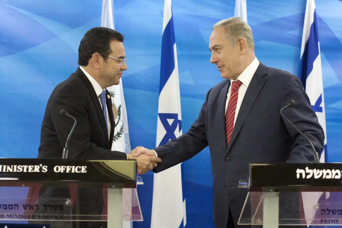 Presiden Guatemala Jimmy Morales (kiri) dan Perdana Menteri Israel Benjamin Netanyahu (Abir Sultan/AFP)