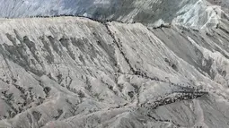 Wisatawan menaiki anak tangga menuju puncak Gunung Bromo, Probolinggo, Jatim, Minggu (8/7). Gunung Bromo masih menjadi destinasi wisata primadona yang ramai dikunjungi wisatawan setiap tahunnya. (Liputan6.com/Arya Manggala)