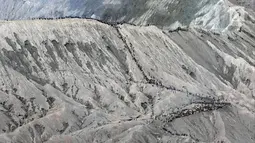 Wisatawan menaiki anak tangga menuju puncak Gunung Bromo, Probolinggo, Jatim, Minggu (8/7). Gunung Bromo masih menjadi destinasi wisata primadona yang ramai dikunjungi wisatawan setiap tahunnya. (Liputan6.com/Arya Manggala)