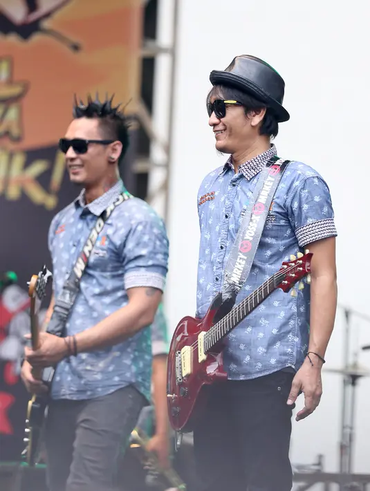 Tresno sang vokalis tak lupa memberikan doa dan harapan untuk para penonton yang telah meramaikan JakCloth. Kelancaran rezeki dan jodoh pun didoakan hingga akhirnya mereka membawakan lagu ‘Boyband’ sebagai penutup. (Andy Masela/Bintang.com) 