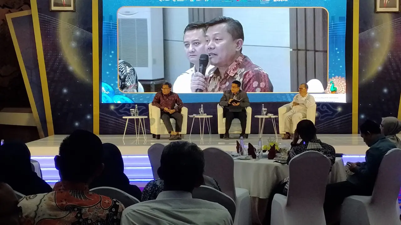 Salah satu narasumber membeirkan materi dalam acara Sarasehan West Java Economic Society (WJES) Priangan Timur 2024, di gedung Bale Priangan KPw BI Tasikmalaya, Senin, (20/5/2024). (Liputan6.com/Jayadi Supriadin)