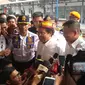 Menteri Koordinator Bidang Kemaritiman Rizal Ramli dan Menteri Perhubungan Ignasius Jonan melakukan sidak di Stasiun Pasar Senen Jakarta. (Foto: Achmad Liputan6)