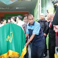 Masih menurut penuturan manajernya, Markoneng, pelantun lagu Belah Duren itu disaat-saat terakhirnya sebelum meninggal, didampingi oleh kedua orangtuanya yang memang selalu berada di sisi Jupe. (Deki Prayoga/Bintang.com)