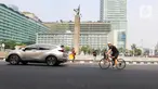 Kondisi lalu lintas saat ditiadakannya Hari Bebas Kendaraan Bermotor (HBKB) atau Car Free Day (CFD) di kawasan Bundaran HI, Jakarta, Minggu (3/9/2023). Pemerintah Provinsi DKI Jakarta meniadakan CFD di Jalan Jenderal Sudirman-MH Thamrin saat kegiatan side event Konferensi Tingkat Tinggi (KTT) ASEAN ke-43 yang difokuskan di kawasan tersebut. (Liputan6.com/Herman Zakharia)
