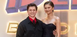 Zendaya dan Tom Holland kembali mencuri perhatian publik saat menghadiri acara promosi Spider-Man: Brand New Day di Madrid. Momen ini menjadi istimewa karena menandai penampilan karpet merah pertama mereka sebagai pasangan suami istri.  [@sonypicturesaus].