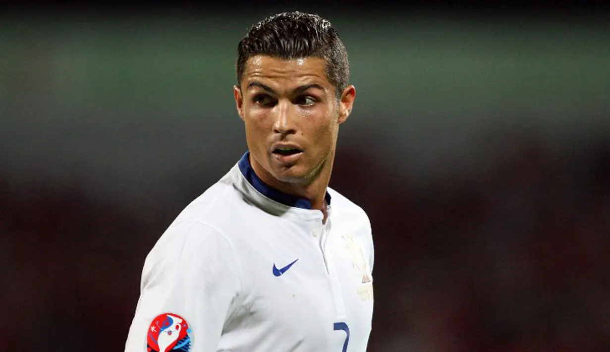 Cristiano Ronaldo gagal mencetak gol saat laga Portugal melawan Albania dalam kualifikasi Euro 2016 di Elbasan Arena, Albania, Selasa (8/9/2015). Portugal menang 1-0 atas gol Miguel Veloso di saat injury time. (AFP Photo/Gent Shkullaku)