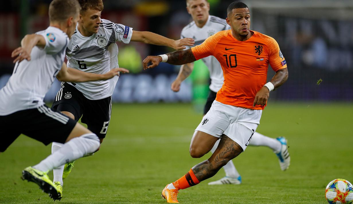 6. Memphis Depay - Keputusannya meninggalkan Manchester United untuk bermain di Liga Prancis menjadi keputusan tepat bagi kariernya. Kini top scorer Liga Belanda musim 2014/2015 itu kembali bersinar bermain bersama Lyon. (AFP/Odd Andersen)
