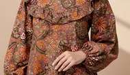 Atasan Batik dengan Kerah Tinggi dan Ruffle. Gemini.Ai