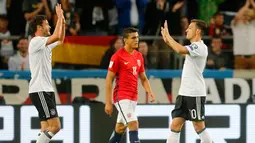 Gelandang Jerman, Mesut Ozil (kanan) melakukan selebrasi bersama rekannya Jonas Hector usai mencetak gol ke gawang Norwegia pada Kualifikasi Piala Dunia 2018 di Stuttgart, Jerman,(4/9). Jerman menang telak atas Norwegia 6-0. (AP Photo/Michael Probst)