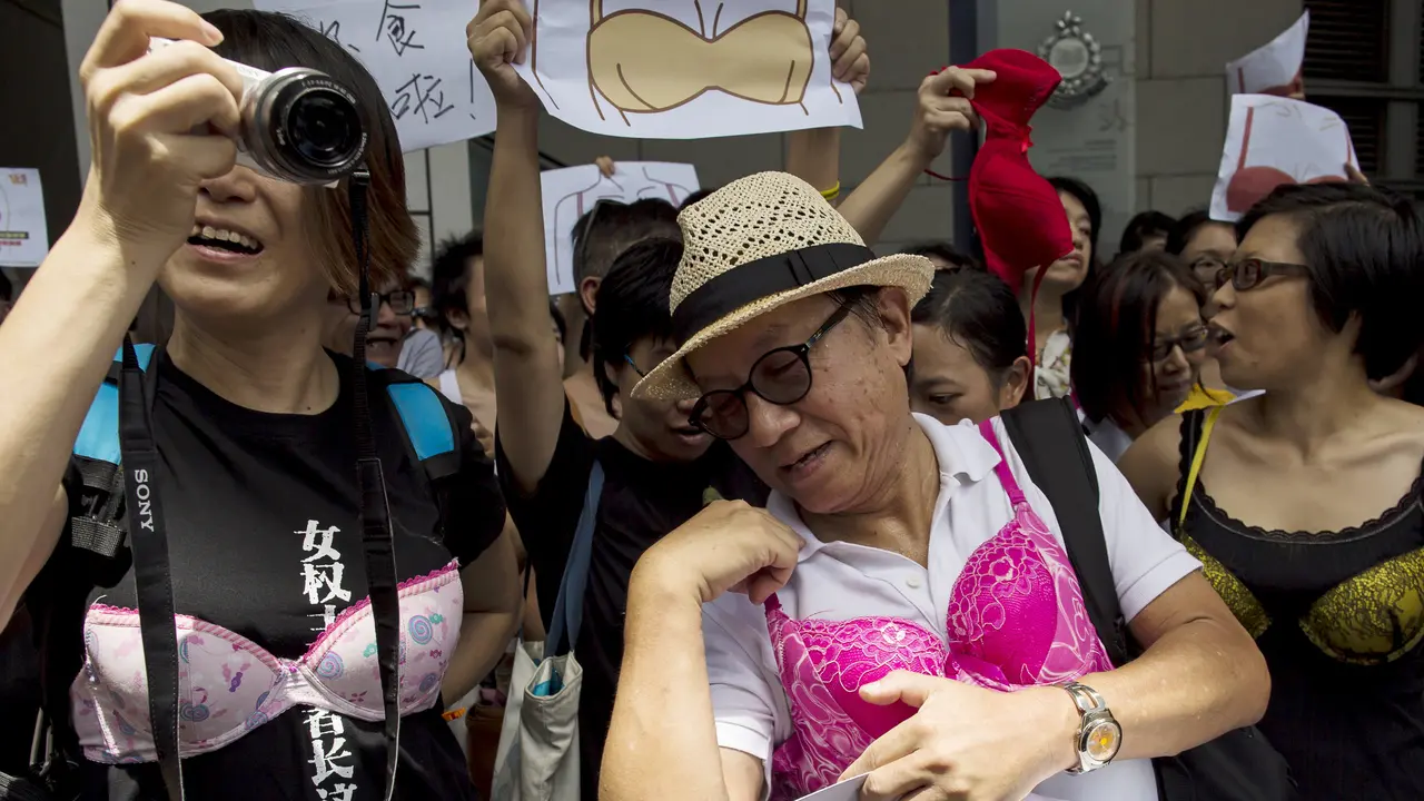 20150802-Pakai Bra, Ratusan Demonstran Serbu Kantor Polisi Hong Kong