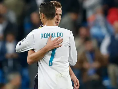 Kapten Tottenham, Harry Kane memeluk pemain Real Madrid, Cristiano Ronaldo setelah berakhirnya laga lanjutan babak penyisihan Grup H Liga Champions di Santiago Bernabeu, Selasa (17/10). Madrid berbagi angka dengan Tottenham 1-1.  (AP/Francisco Seco)