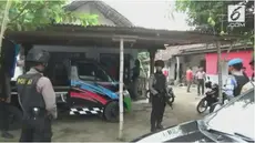 Seorang terduga teroris ditangkap di Jombang. Polisi juga geledah rumah orangtua dan mertua terduga.