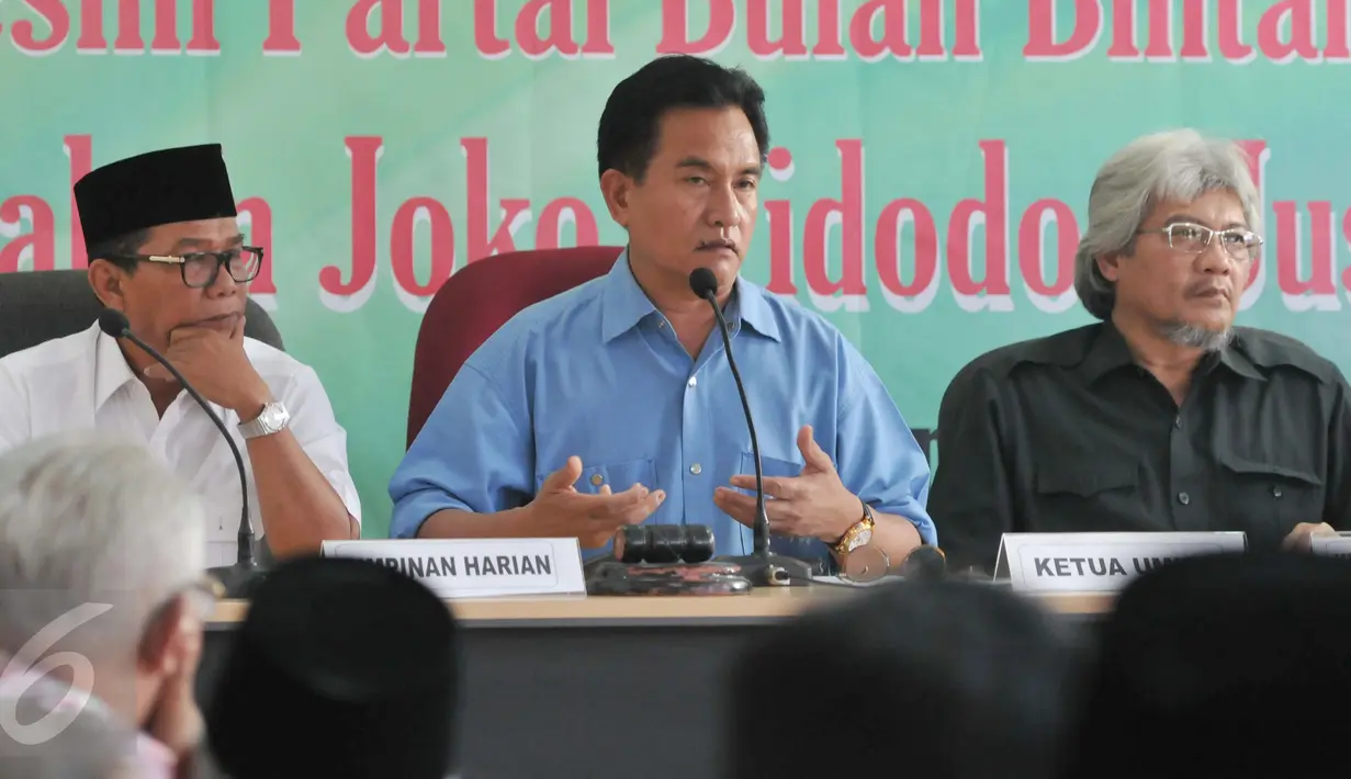Yusril Ihza Mahendra (tengah) menggelar konferensi pers terkait kinerja satu tahun pemerintah di Kantor PBB, Jakarta, Senin (26/10/2015). Yusril menilai RAPBN 2016 yang disampaikan oleh pemerintah, tidak realistis. (Liputan6.com/Andrian M Tunay) 