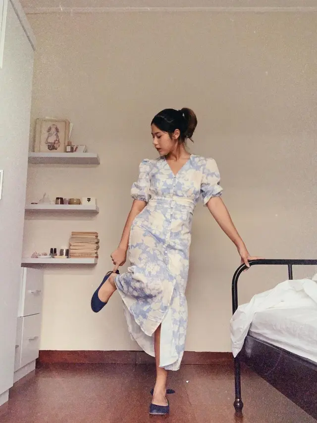 Pesona Nadin Amizah dalam Balutan Busana Vintage. (Sumber: Instagram/cakecaine)
