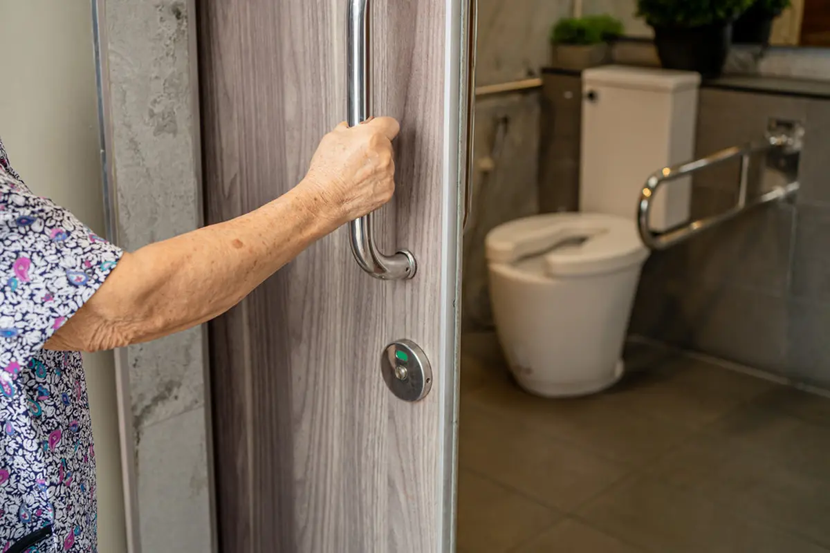 Tips Mendesain Kamar Mandi yang Aman untuk Orang Tua Lanjut Usia di Rumah