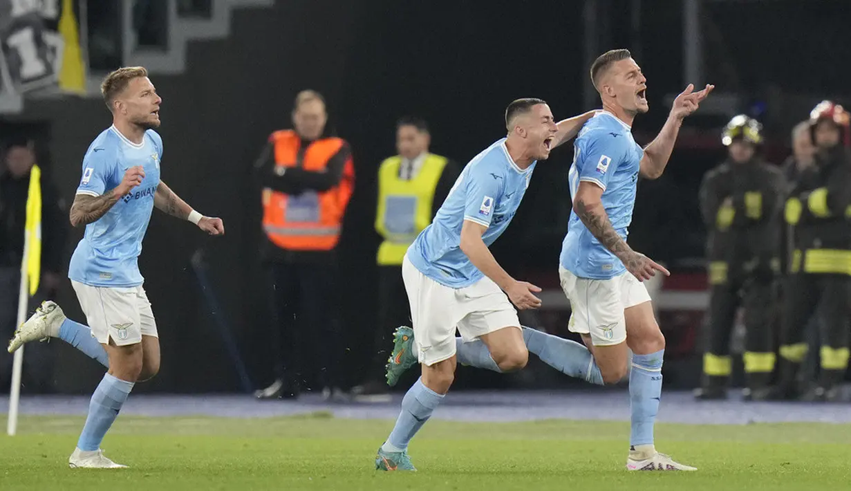 <p>Gol baru tercipta pada menit ke-38. Umpan Matti Zaccagni ke kotak penalti dituntaskan oleh Sergej Milinkovic-Savic. (AP Photo/Alessandra Tarantino)</p>