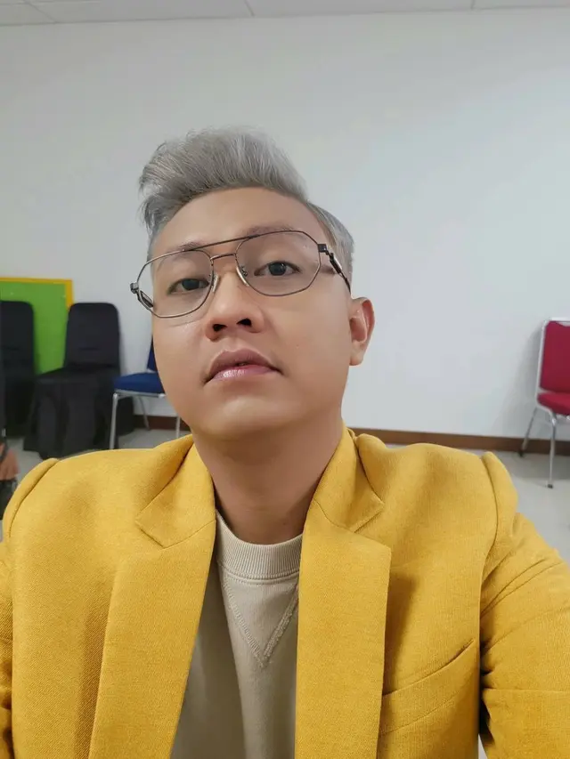 Tampil Beda, Ini 6 Potret Gaya Rambut Baru Denny Caknan Warna Cerah