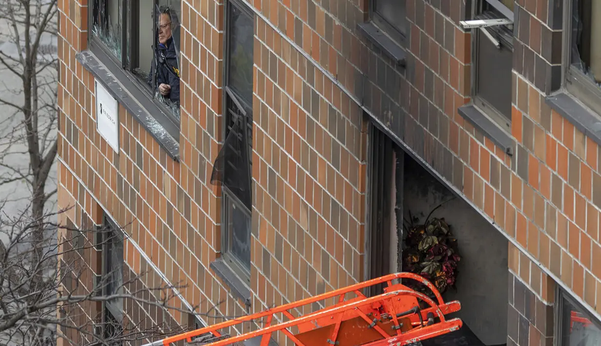 Sebuah tangga mengarah ke jendela setelah kebakaran gedung apartemen di Bronx, New York, Amerika Serikat, 9 Januari 2022. Sebanyak 19 orang tewas dalam kebakaran maut tersebut. (AP Photo/Yuki Iwamura)