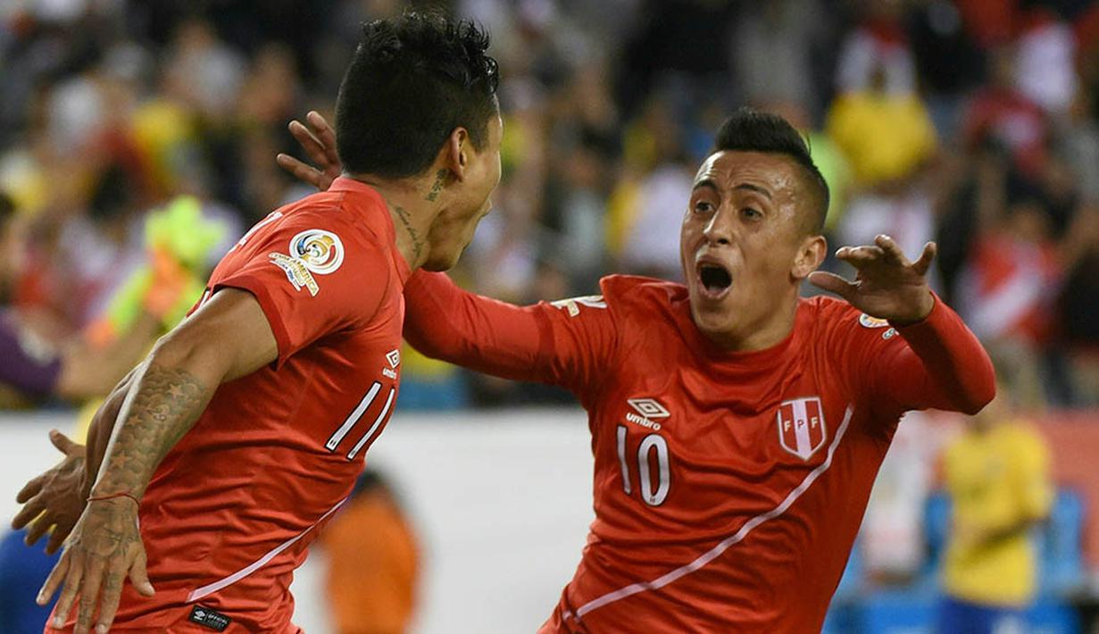 Pemain Peru, Raul Ruidiaz (kiri) merayakan gol yang dicetaknya ke gawang Brasil pada laga Copa America Centenario. Pada babak perempat final, Peru akan bertemu dengan Kolombia. (AFP/Timothy A. Clary)