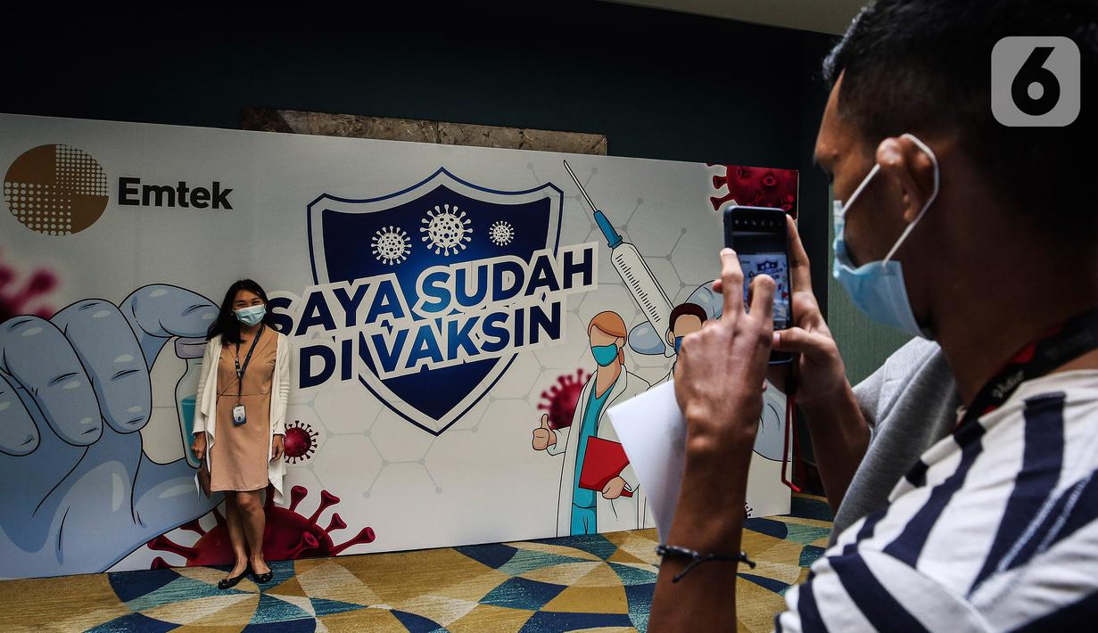 Karyawan Emtek Grup foto saat mengikuti vaksinasi COVID-19 di Hall SCTV Tower, Senayan City, Jakarta, Jumat (4/6/2021). Vaksinasi Gotong Royong pendanaannya dibebankan kepada badan hukum atau badan usaha. (Liputan6.com/Johan Tallo)