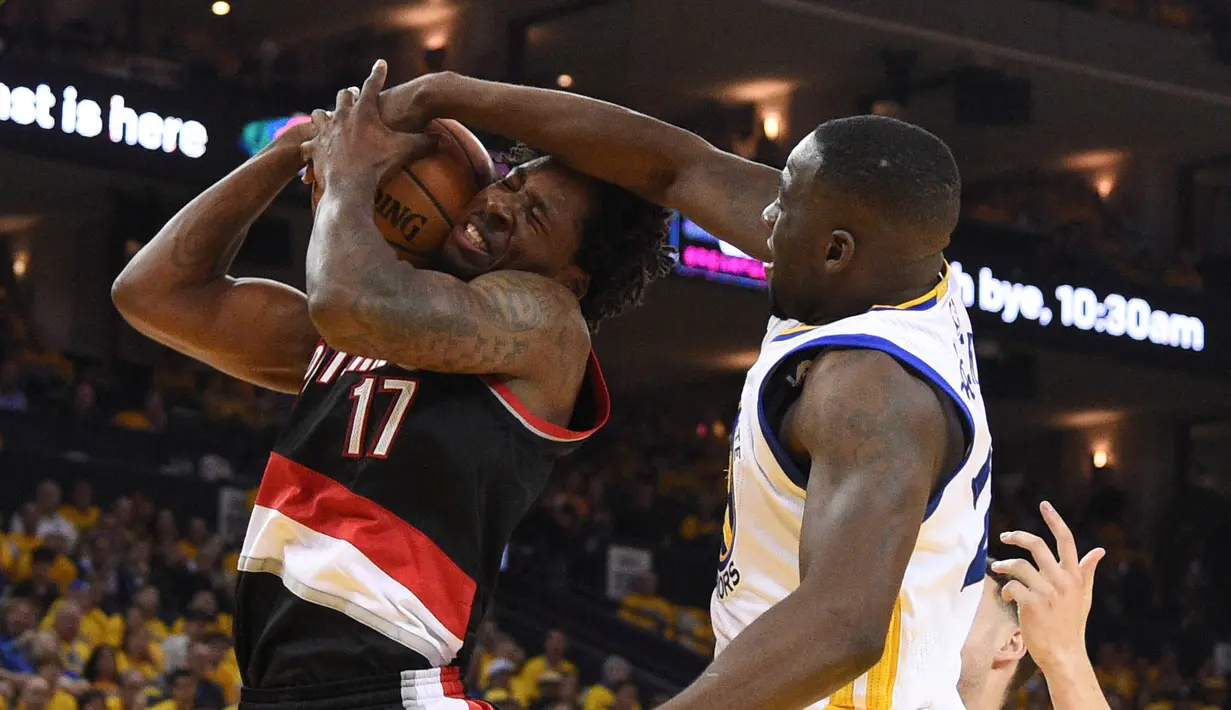 Golden State Warriors forward, Draymond Green (23, right)  melakukan menghadang gerakan pemain Portland Trail Blazers center,  Ed Davis (17) pada laga NBA Playoffs di Oracle Arena, Rabu (4/5/2016) WIB.  (Mandatory Credit: Kyle Terada-USA TODAY Sports)