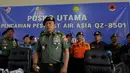 Panglima TNI Jenderal Moeldoko menyapa rekan-rekan media di Press Room, sebelum berangkat menuju KRI Banda Aceh, di Lanud Iskandar, Pangkalan Bun, Kamis (8/1/2015). (Liputan6.com/Andrian M Tunay)