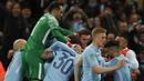 Para pemain Manchester City merayakan gol yang dicetak Vincent Kompany ke gawang Arsenal pada final Piala Liga di Stadion Wembley, London, Minggu (25/2/2018). City menang 3-0 atas Arsenal. (AFP/Adrian Dennis)