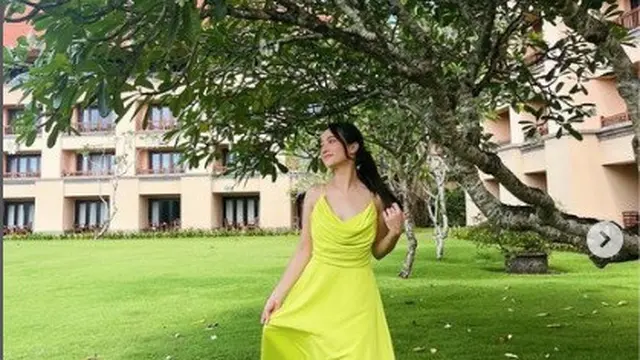 gaya Megan Domani yang girly abis (Foto: instagram megandomani1410)