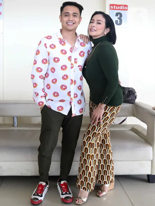 <p>Pasangan selebritis Ajun Perwira dan Jennifer Jill berpose di kawasan Cipinang Cempedak, Jakarta, Selasa (9/8/2022). Istri dari artis Ajun Perwira, Jennifer Jill belum lama ini membagikan potret bahagia karena berhasil menurunkan berat badan hingga 24 kilo selama satu tahun. (Liputan6.com/Herman Zakharia)</p>