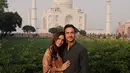 Penyanyi Raisa Andriana dan Hamish Daud tampak romantis saat berpose dengan latar belakang Taj Mahal. UNESCO menetapkan bangunan ini menjadi salah satu dari Tujuh Keajaiban Dunia. (Instagram/raisa6690)