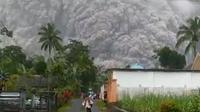 Gunung Semeru meletus. (Foto: Liputan6.com/Tangkapan Layar  Video/Istimewa)