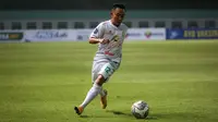 Gelandang Persebaya, Rendi Irwan menggiring bola saat melawan Borneo FC dalam laga pekan pertama BRI Liga 1 2021/2022 di Stadion Wibawa Mukti, Cikarang, Sabtu (04/09/2021). Persebaya kalah 1-3. (Foto: Bola.com/Bagaskara Lazuardi)
