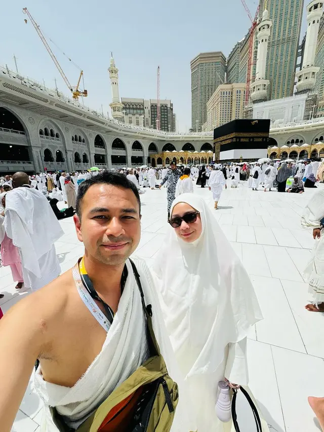 Raffi dan Nagita di Tanah Suci untuk Ibadah Haji