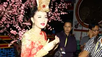 Vicky Shu saat tampil di acara Klenteng Kwan Sing Bio, Tuban, Jawa Timur (Liputan6.com/Aditia Saputra)