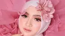 Bahkan saat pakai hijab pun pelantun lagu 'Pengantin Baru' ini sukses tampil flawless  dengan eye makeup yang cukup tebal. (Liputan6.com/IG/jihanaudy123_real)