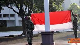 Citizen6, Cilangkap: Asisten Teritorial (Aster) Panglima TNI Mayjen TNI S. Widjonarko menjadi irup dalam upacara bendera tujuh belasan di Lapangan Upacara Mabes TNI Cilangkap, Jakarta Timur, Senin (21/5). (Pengirim: Badarudin Bakri)