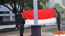 Citizen6, Cilangkap: Asisten Teritorial (Aster) Panglima TNI Mayjen TNI S. Widjonarko menjadi irup dalam upacara bendera tujuh belasan di Lapangan Upacara Mabes TNI Cilangkap, Jakarta Timur, Senin (21/5). (Pengirim: Badarudin Bakri)