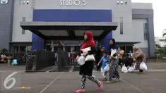 Warga membawa Paket  Sembako Murah oleh PT Indosiar Visual Mandiri  di Studio 5 Indosiar, Jakarta, (10/6). Sebanyak 500 paket sembako murah seharga Rp 30 ribu per paket untuk 500 Kepala Keluarga (KK). (Liputan6.com/Johan Tallo)