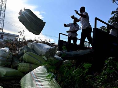 Petugas kepolisian Indonesia bersiap membakar barang bukti sitaan narkotika jenis ganja di Mapolda Banda Aceh pada Senin 6 Oktober 2025. (Chaideer MAHYUDDIN/AFP)