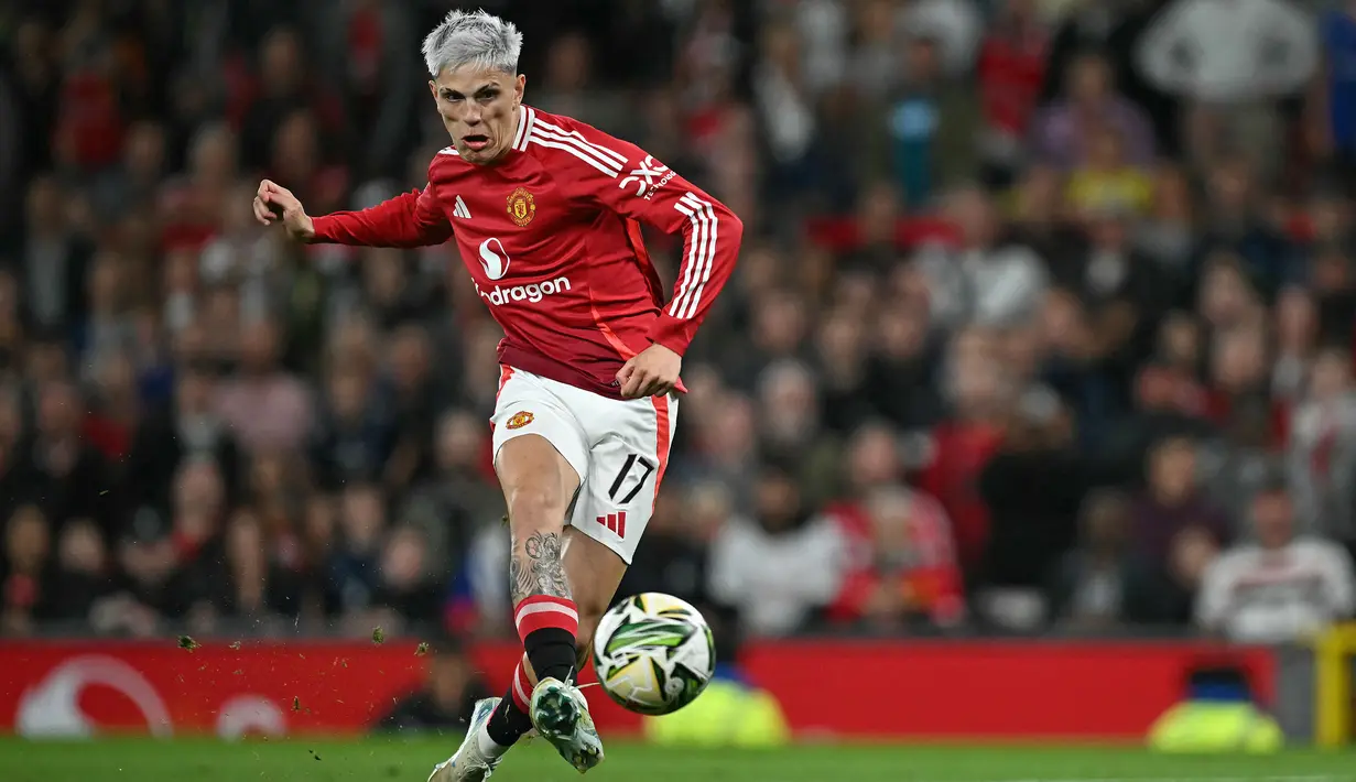 Pemain Manchester United, Alejandro Garnacho mencetak gol ke gawang Barnsley pada laga Carabao Cup 2024/2025 di Old Trafford, Manchester, Inggris, Rabu (18/09/2024) WIB. (AFP/Paul Ellis)