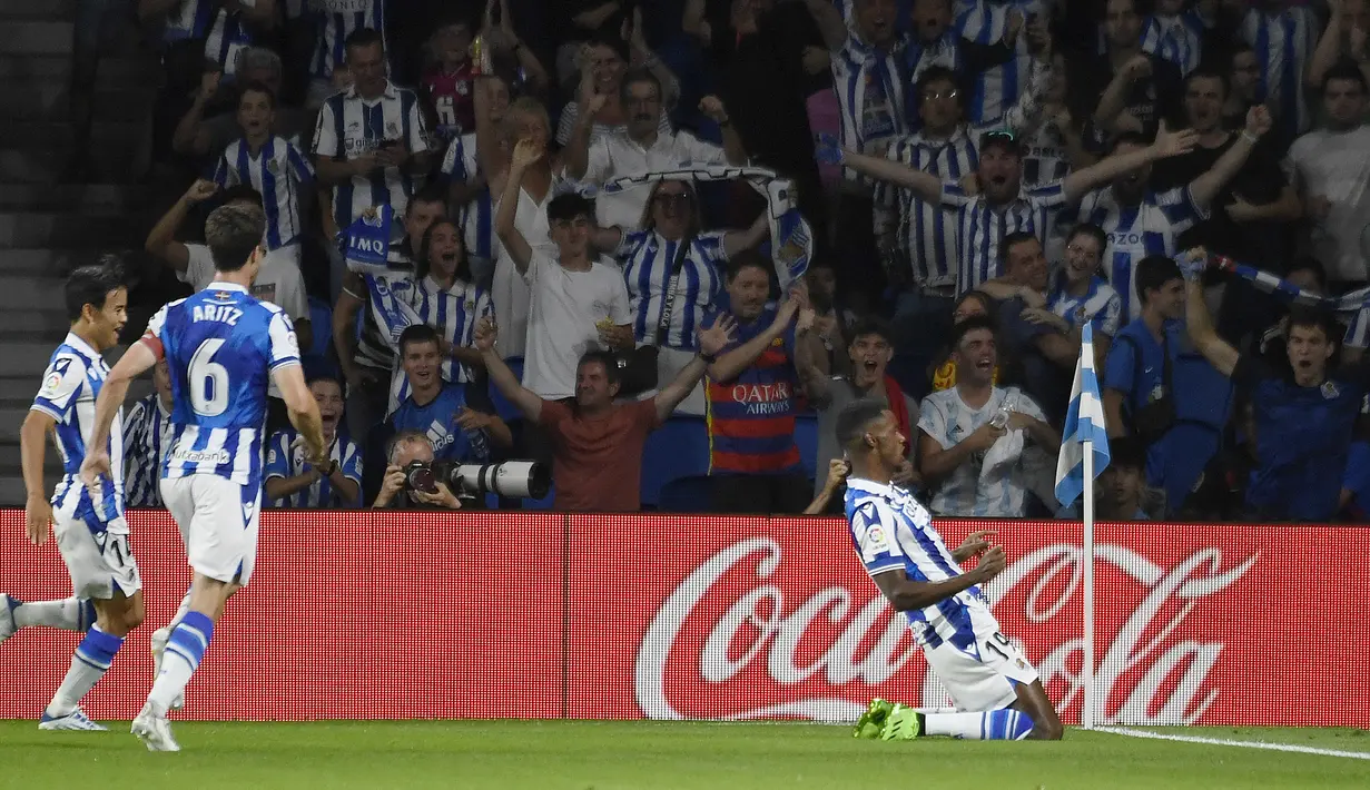 Selebrasi striker Real Sociedad, Alexander Isak (kanan) setelah mencetak gol ke gawang Barcelona pada laga Liga Spanyol 2022/2023 di Anoeta Stadium, San Sebastian (21/8/2022). Real Sociedad yang bertindak sebagai tuan rumah mampu menjebol gawang Barcelona pada pekan ke-2 dalam laga yang akhirnya dimenangi Barcelona dengan skor 4-1. Satu-satunya gol Real Sociedad dicetak Alexander Isak pada menit ke-6. (AFP/Ander Gillenea)