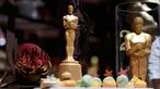 Patung Oscar bertabur emas terbuat dari coklat ditampilkan saat konfrensi pers Ballars Governor Awards di Dolby Theatre, California, (15/2). Coklat tersebut akan disajikan pada malam Academy Awards ke-91. (Kevork Djansezian / Getty Images / AFP)