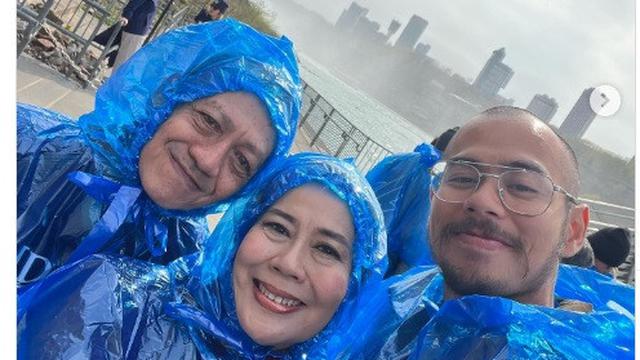 Dewi Yull diajak Surya Sahetapy ke Air Terjun Niagara, Amerika (Foto: Instagram dewiyullofficial/suryasahetapy)